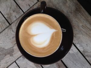 Taza de café sobre la mesa, símbolo de una pausa para reflexionar