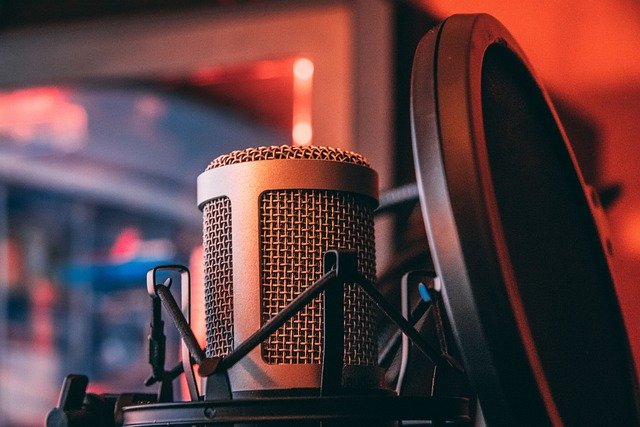 Micrófono de condensador en el estudio de grabación