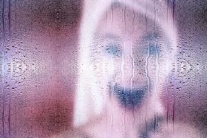 Mujer bajo el agua, metáfora del mundo interior